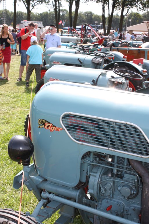 aviewofsomeofthemanyeishertractorseisherwasthe2009modeloftheyearatthehmtshow.jpg