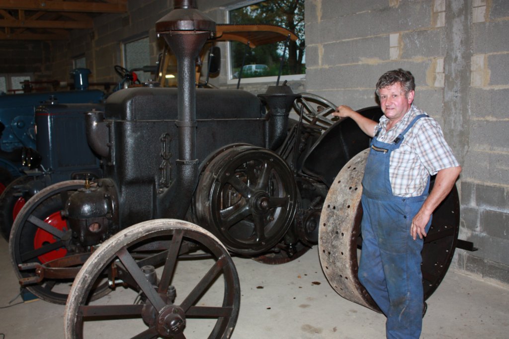 josephathomeagainnexttooneoftheoldsettractorsinhiscollectionalanz.jpg