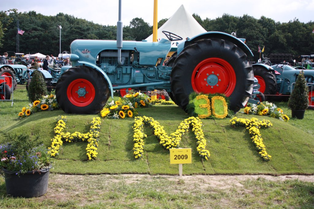 thepodiumtractorattheshowwewenttointhenetherlandsitsaneishermannut4cylindersand4turbos.jpg