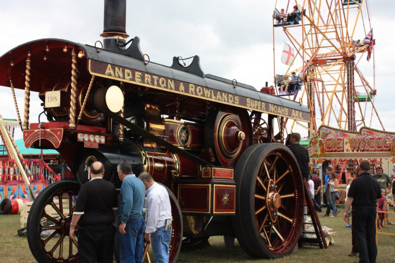 fowlershowmansenginethelionthatwasprovidingpowerforthebigwheelinthebackground.jpg